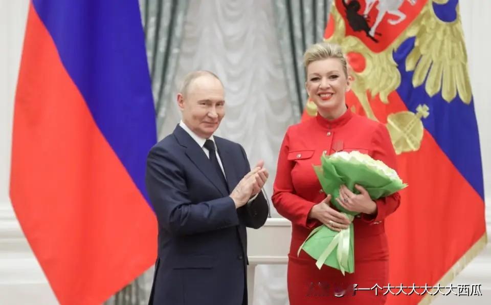 这个比普京还高大的女人是谁？
为什么普京要为她戴上勋章。
她就是俄罗斯近十年的外