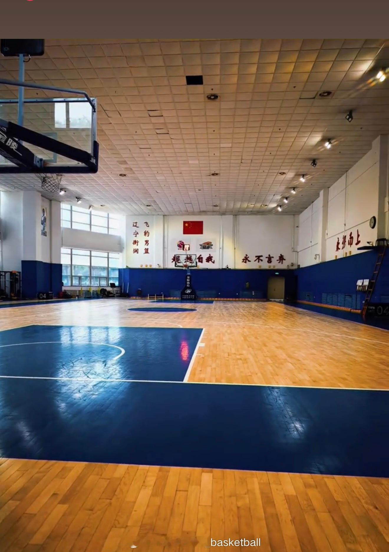 清华附中前锋杜昆泽在社交媒体晒出了辽宁男篮训练馆的照片，杜昆泽出生于2010年目