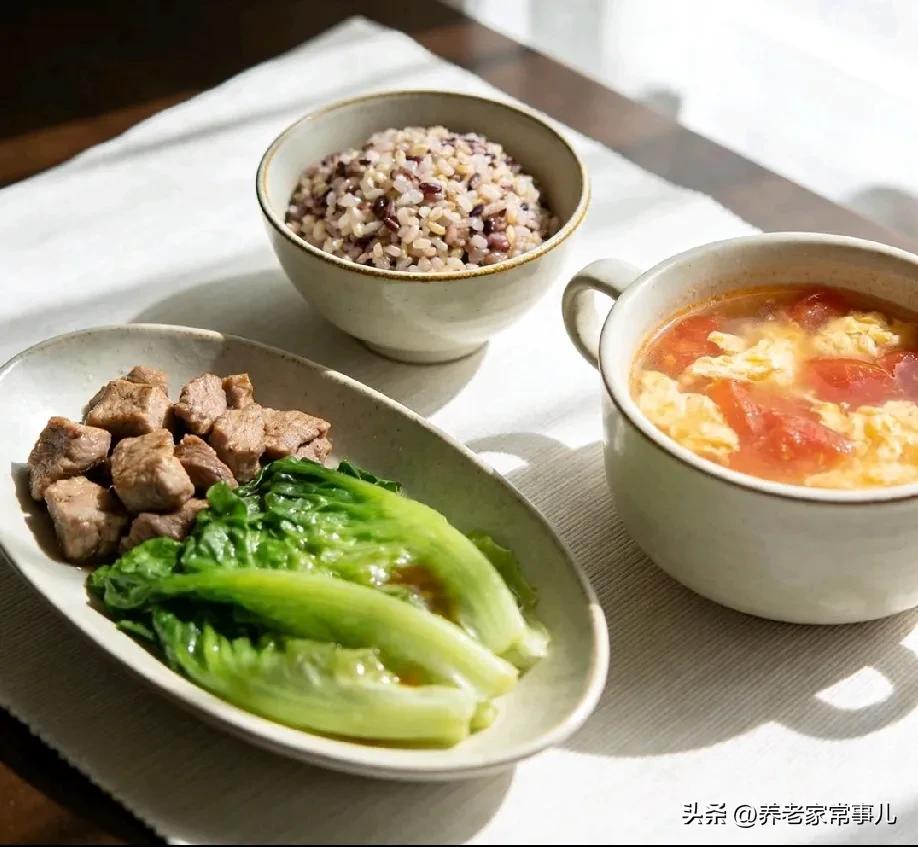 今日健康午餐搭配，可照抄：
 
- 杂粮饭 一碗，粗细搭配，扛饿又稳血糖
- 清