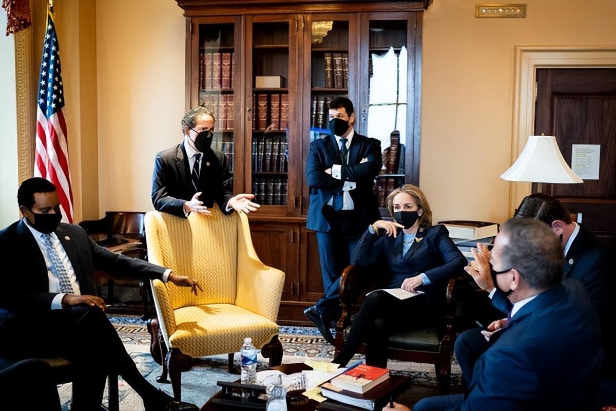 美国国会山近期的政坛氛围变得格外诡异，共和党高层连日来高频亮相各大媒体平台，集中