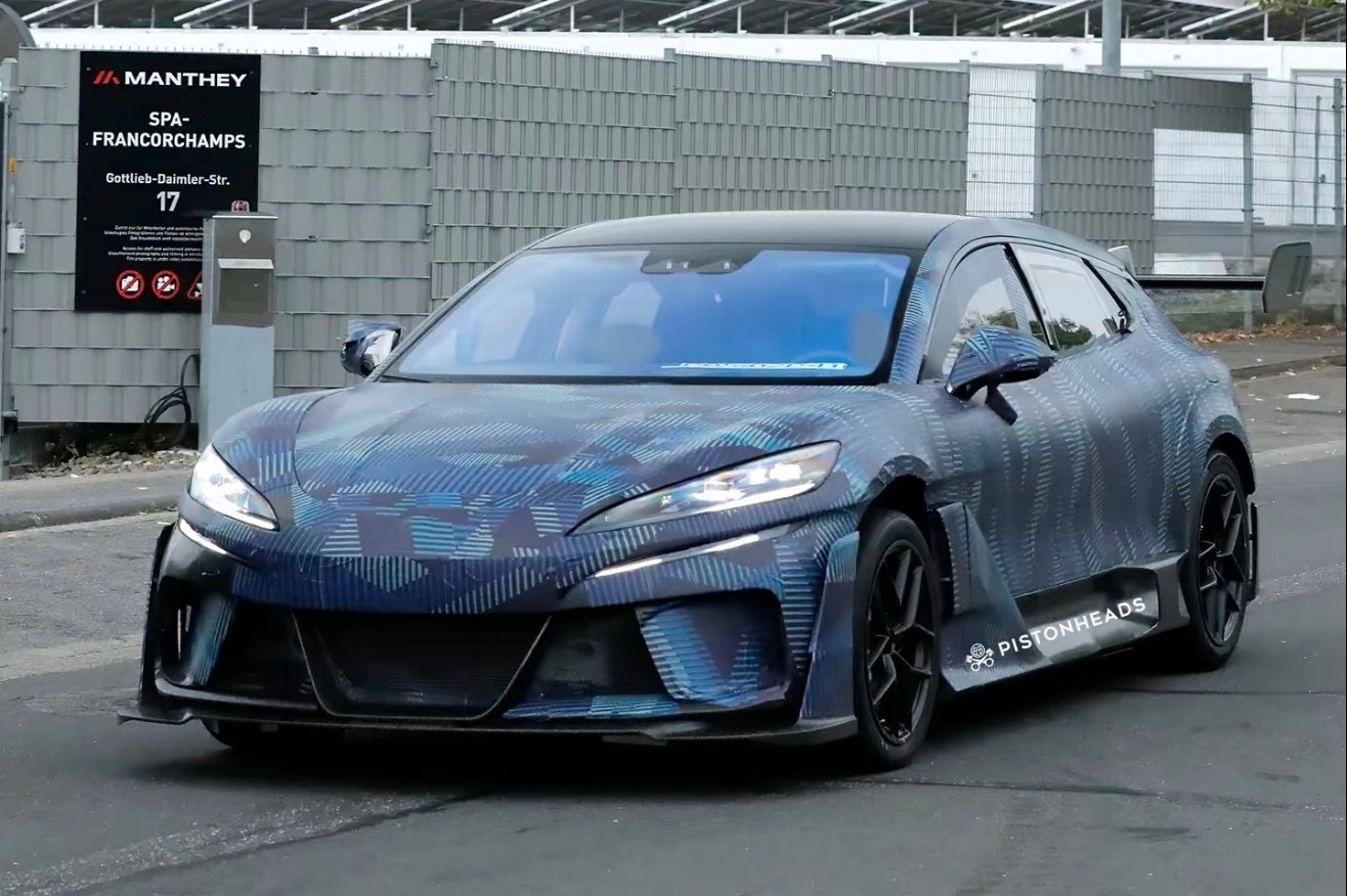 这车只是看着像腾势 Z9 GT，从防滚架、尾翼、空力套件能看到这是一台专门为了圈