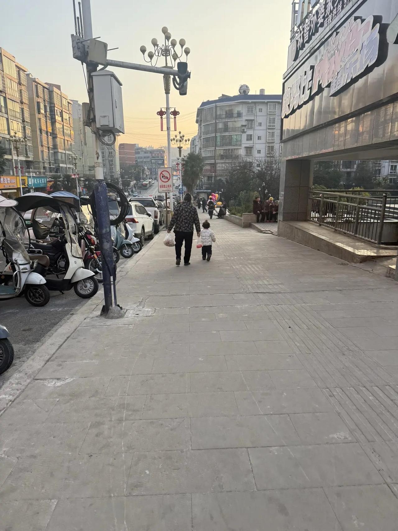 早上吃饭，婆婆突然问我：