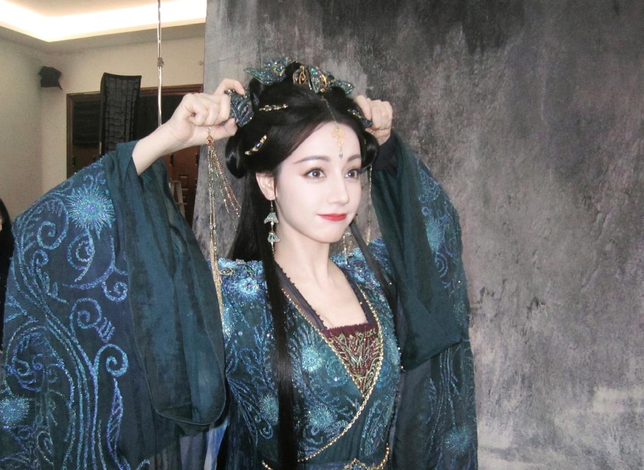 迪丽热巴迪丽热巴好认真在听粉丝喊话甄稀冰淇淋品牌代言人迪丽热巴 dlrb 迪丽热