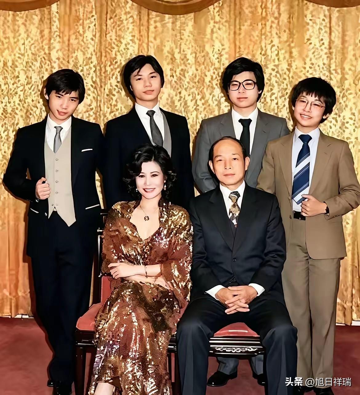 这是早年霍英东先生与三太太林淑端的全家福，作为霍英东晚年最为宠爱的三太太，林淑端