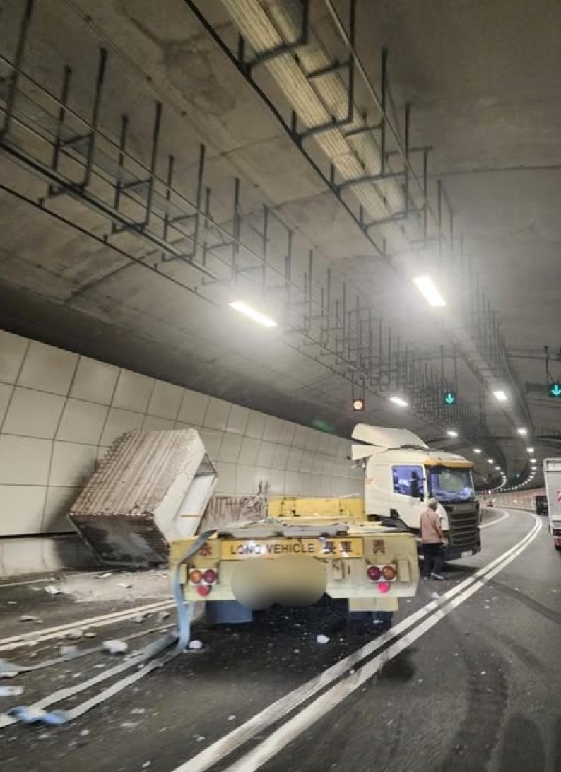 今(10日)早上9时44分，香港中九龙绕道油麻地段往油麻地方向，管道内一部运载建