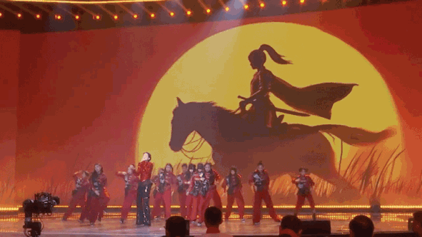 李斯丹妮这身好飒爽，完全是把自己穿成了花木兰本兰了吧！ 