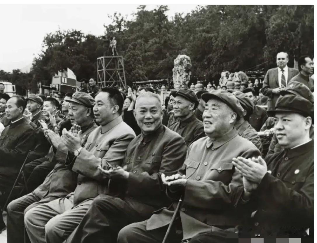 1973年，华老与朱老总等国家领导人，国庆节期间，在北京劳动人民文化宫游园的一张