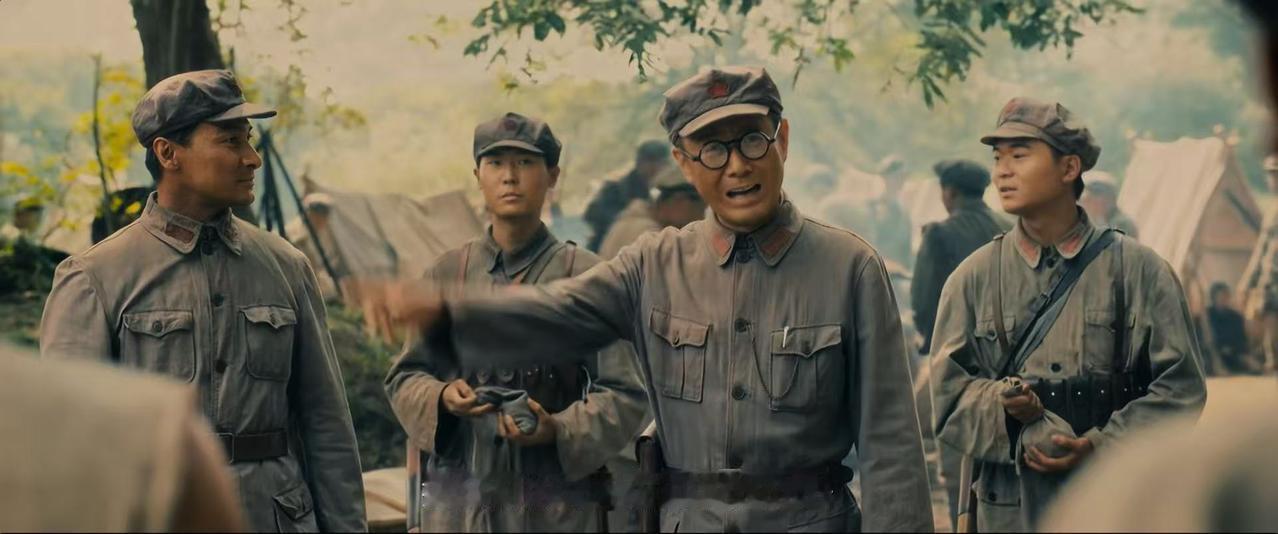 为什么红军走到哪里都能受到老百姓爱戴？

《伟大的长征》中一个细节说透了。

那