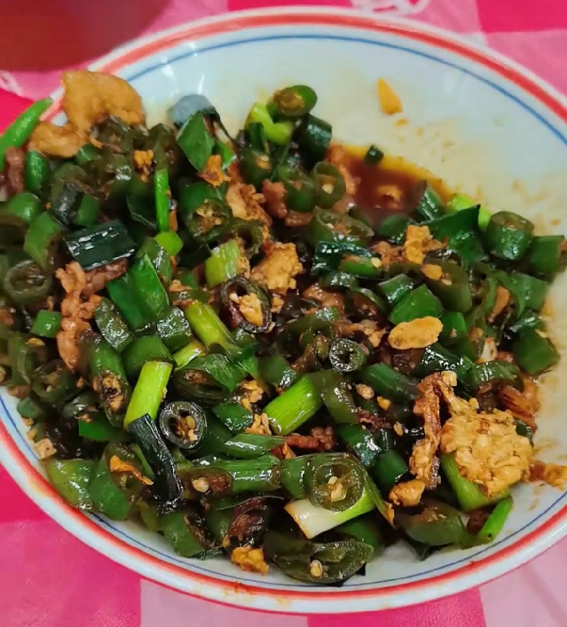 【玉林某店一个菜有几片肉鸡蛋另外是辣椒】近日，网友分享：玉林市的某餐厅去就餐点了