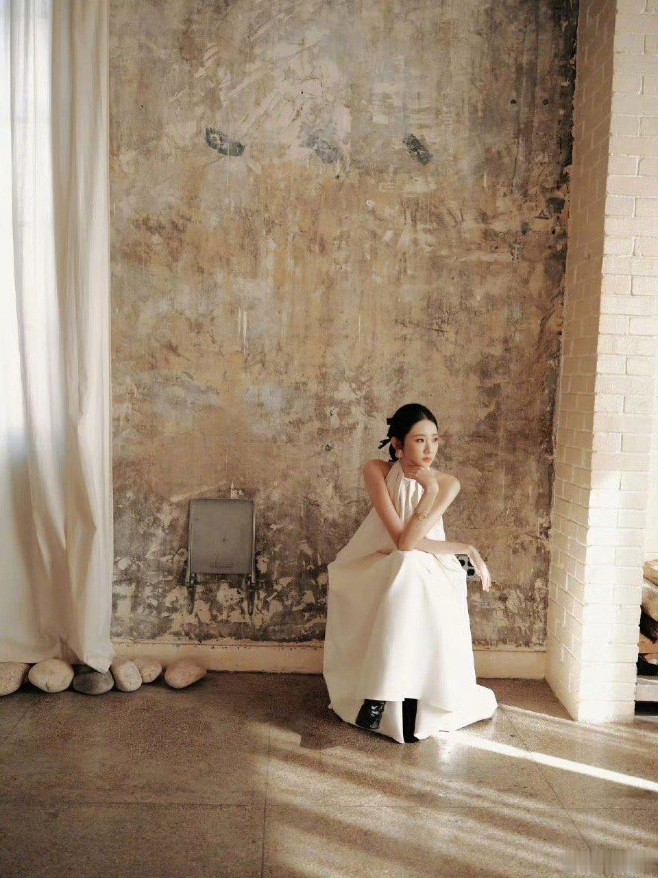 看张艺凡我无法保持苹果肌扁平 谁看不笑到苹果肌上扬！白天鹅既视感的白裙造型，线条