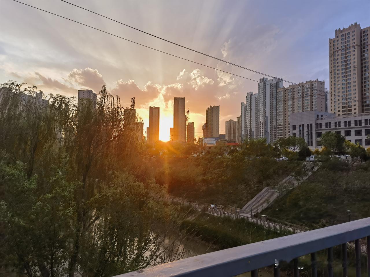 今日兰州，落日熔金！夕阳，灿烂艳丽！黄昏时分，暖橙色的晚霞温柔地笼罩着兰州雁滩南