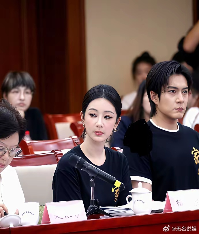 杨紫真的是越来越漂亮了，画着一个非常精致的妆容，再穿上简单朴素的黑T恤，扎一个低