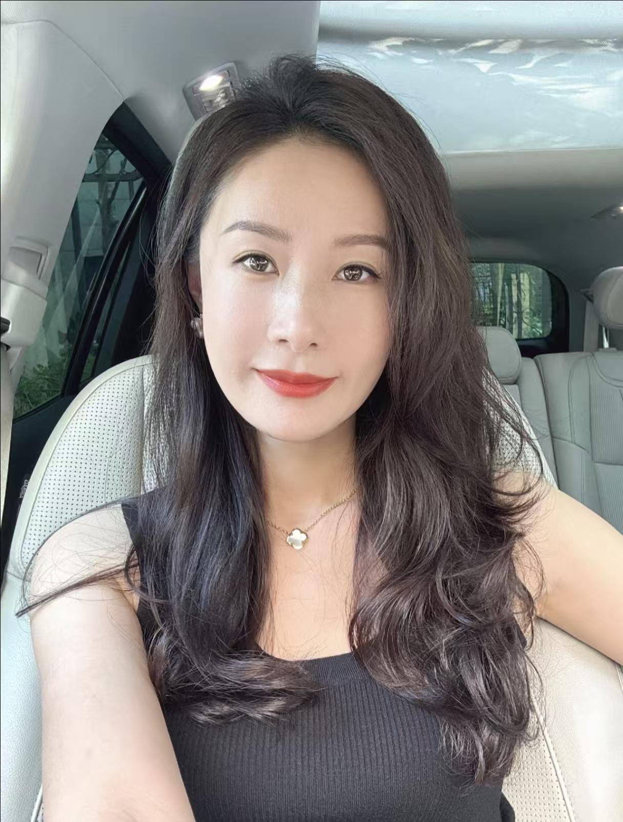 刚跑完菜场坐进车里，顺手拍了张~~
今天穿的是经常穿的黑背心，脖子挂着去年凑单买