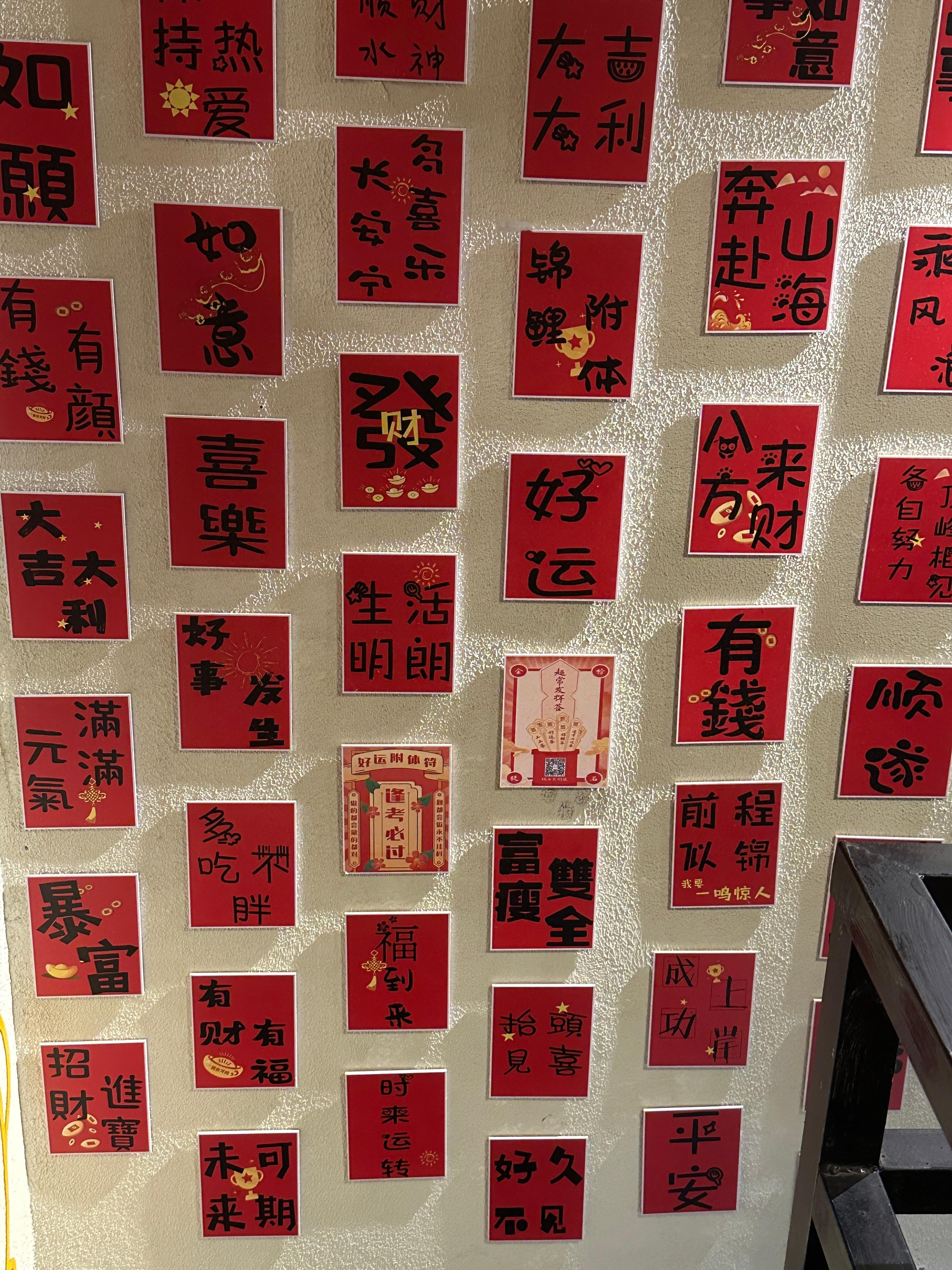 很惬意的贵州美食研究所，墙上的照片：我曾去过的秦汉影视城，还有柏导团队去过的梵净