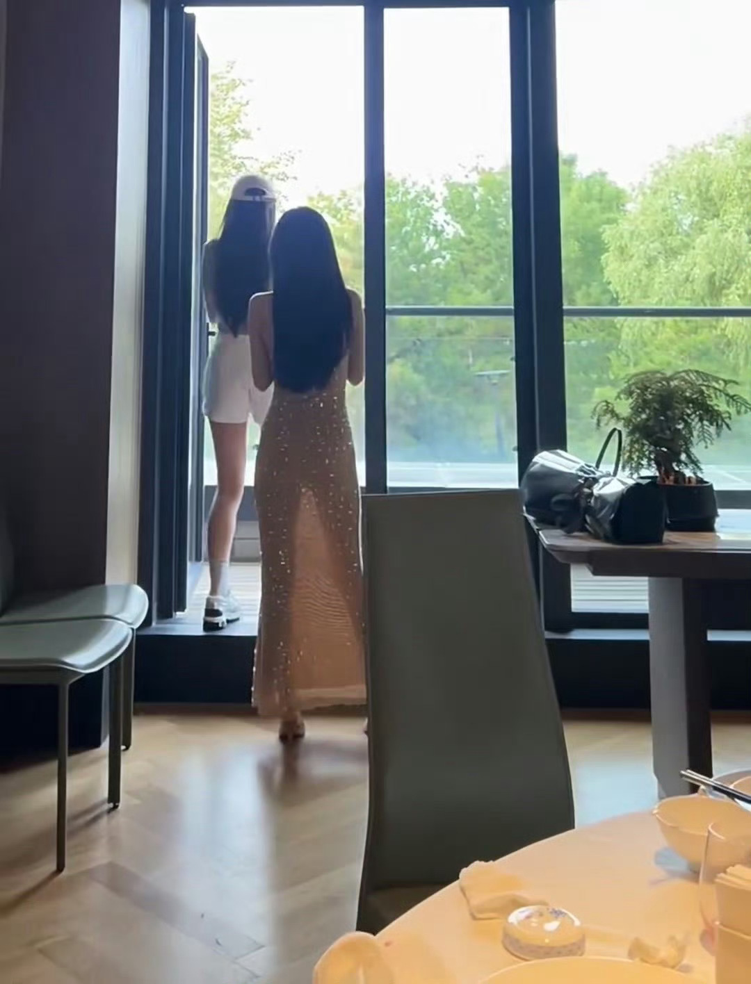 和闺蜜出去玩 