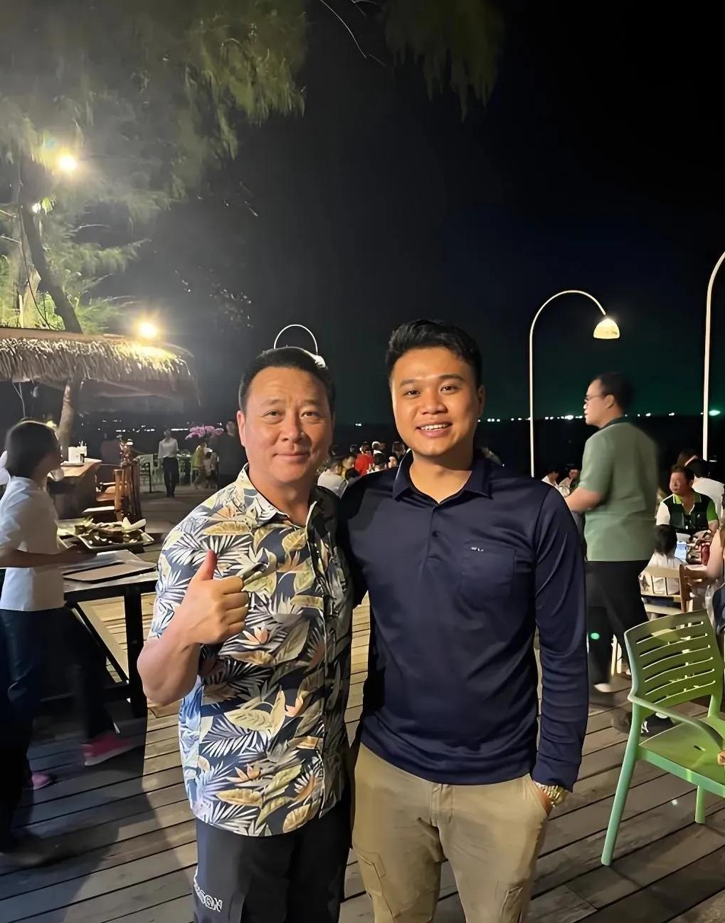 北京一个19岁的小伙子找工作已经身无分文，在公园长椅上睡了一个星期，被一位陌生大