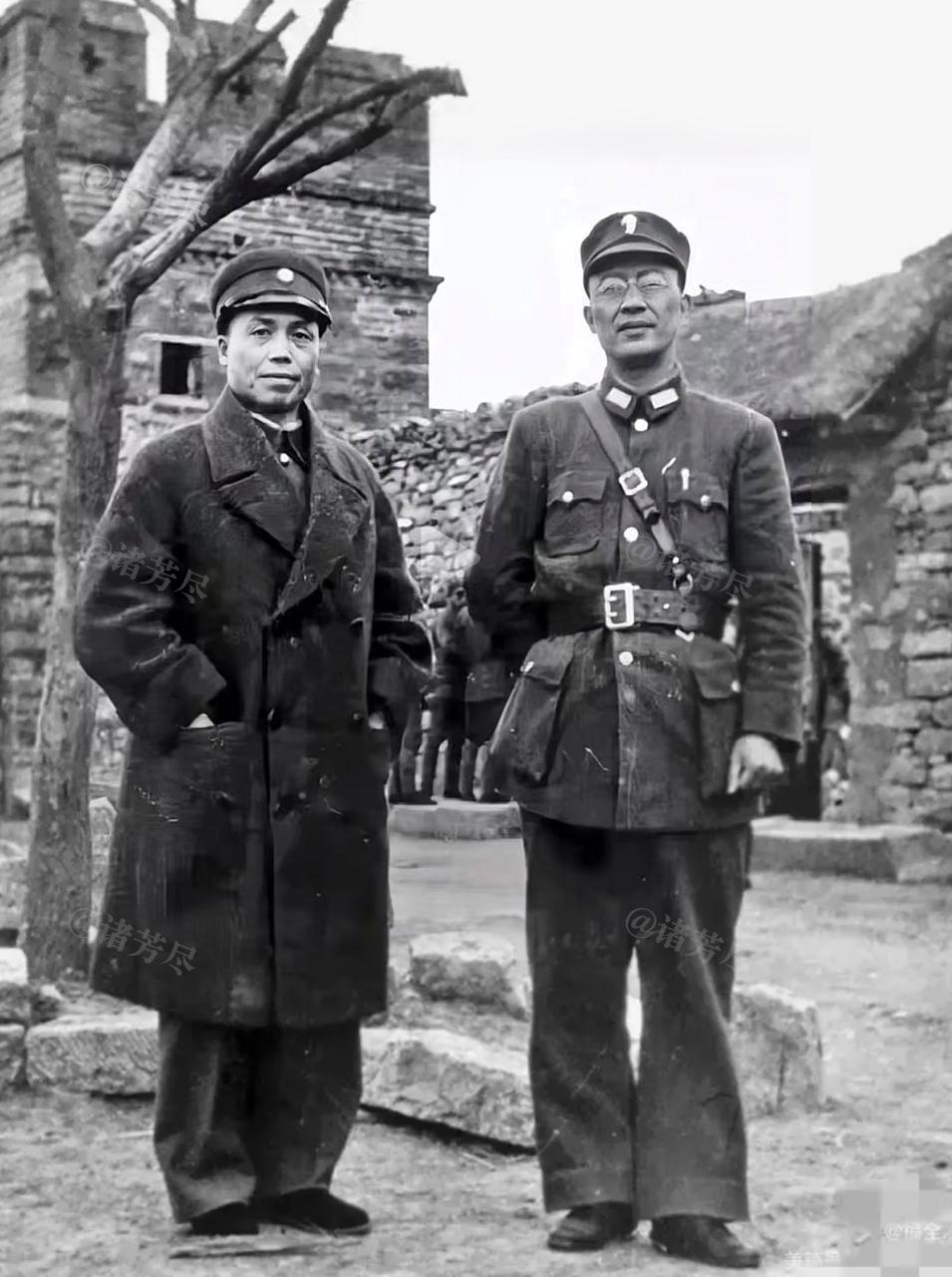 1938年，台儿庄，李宗仁与白崇禧在会战期间留下这张珍贵合影。镜头中的李宗仁穿着
