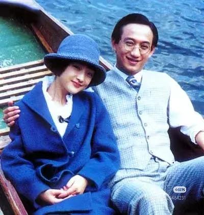 徐志摩从来没想到，

他这一生最精彩的一天，

居然是他的葬礼，妻子陆小曼抓着前