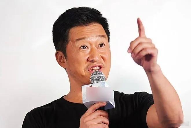 翻译一下胡锡进写给吴京的话 这几天，吴京上热搜了。上热搜的原因，是他出品的一部电