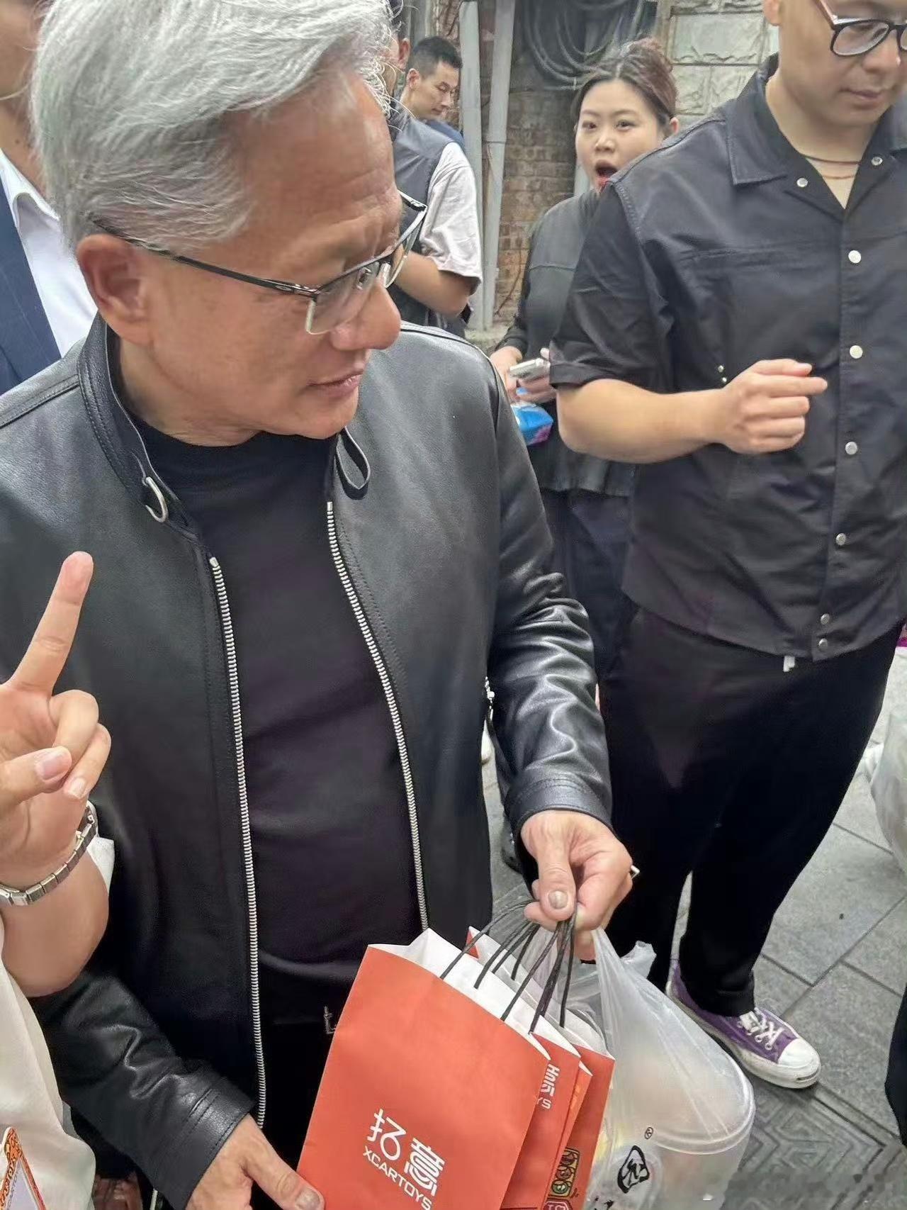 黄仁勋还买了拓意车模据说是一台红旗国雅这排面拉满了