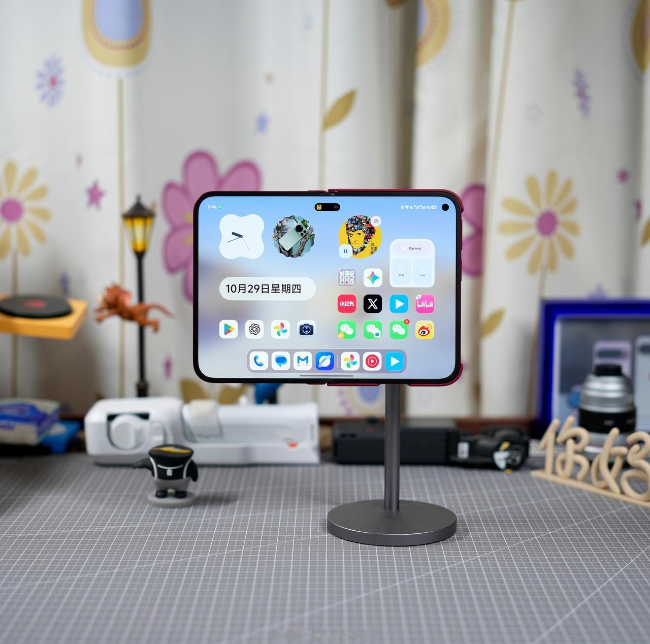 稳如老狗，比iPhone Duo 更稳，小米18 Fold的官方壳磁吸非常紧，不