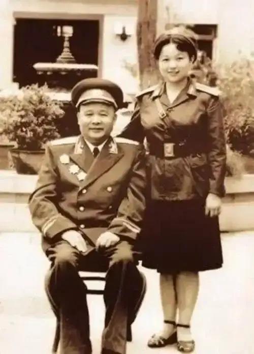 1934年陕南寒冬，三千红军被三万国军围困。徐海东将军中弹喉咙堵血，19岁护士周