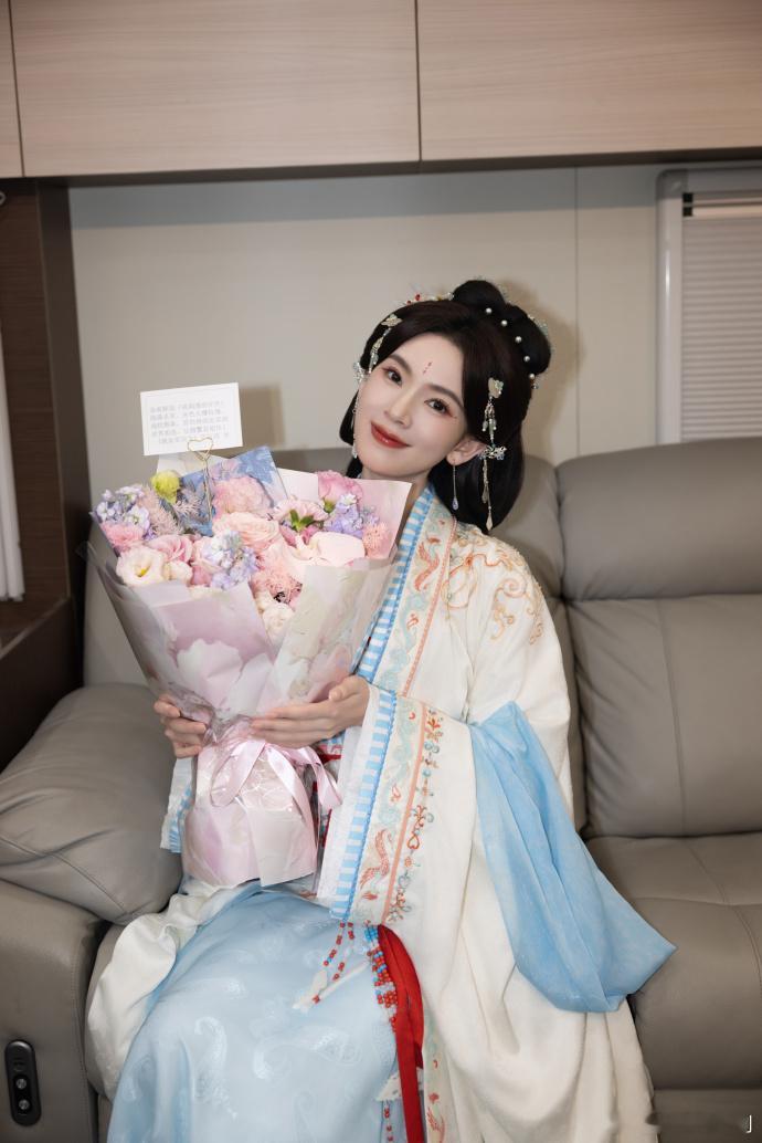 陈瑶灼华录笑场花絮陈瑶灼华录笑场笑场也可爱，但更戳我的是她笑完还记得提醒对手“等