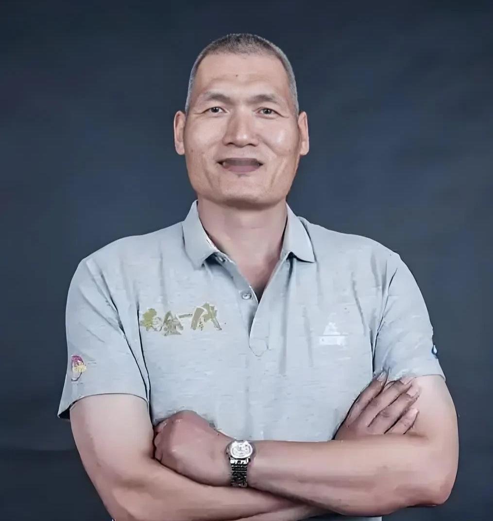 中国男篮名宿给现役国家队球员们上了一课。
12 月8日CBA杯小组赛山东男篮对阵