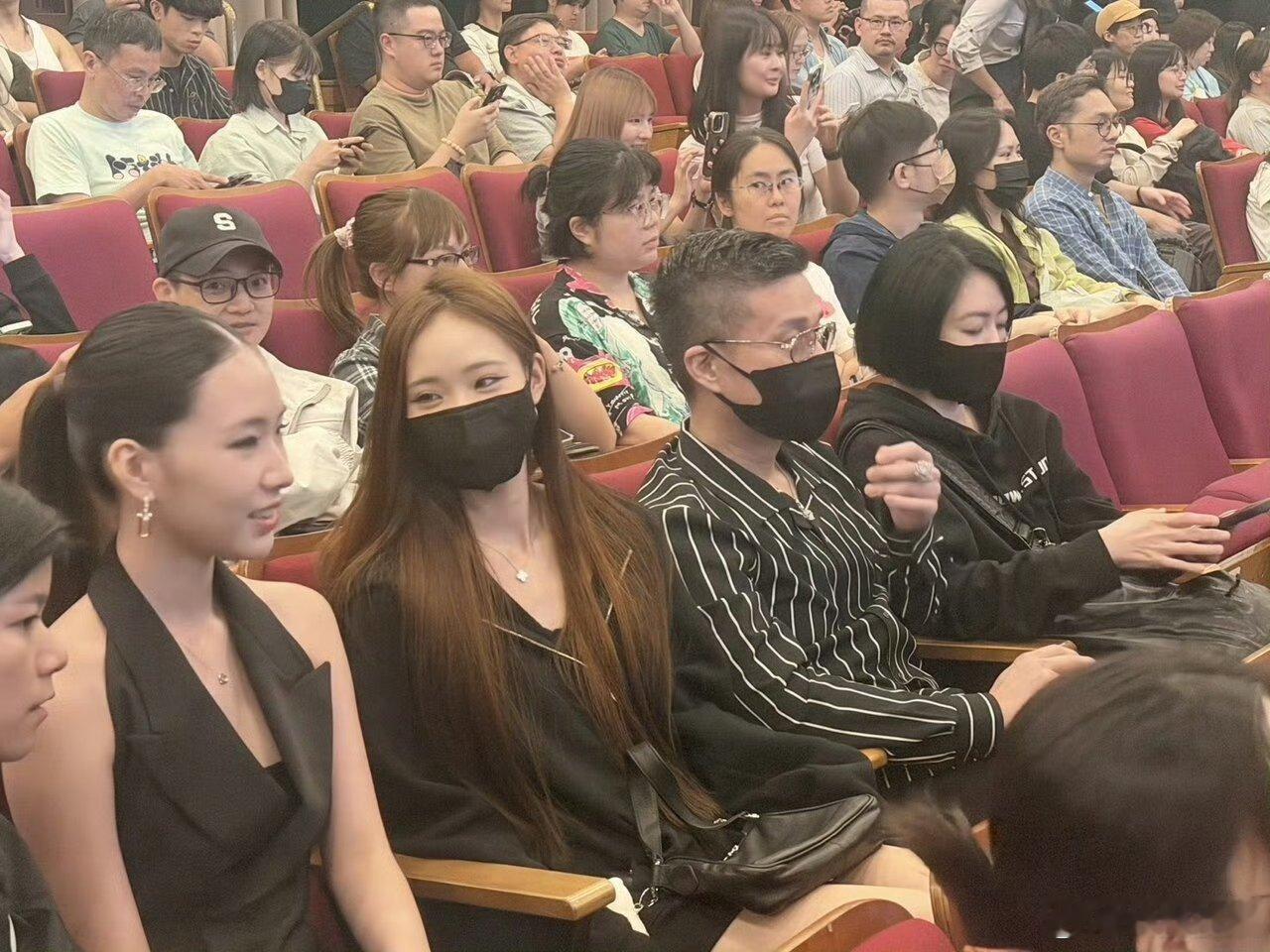 小S全家到场支持大女儿新电影首映 小S全家现身大女儿新电影首映小S全家到场支持大