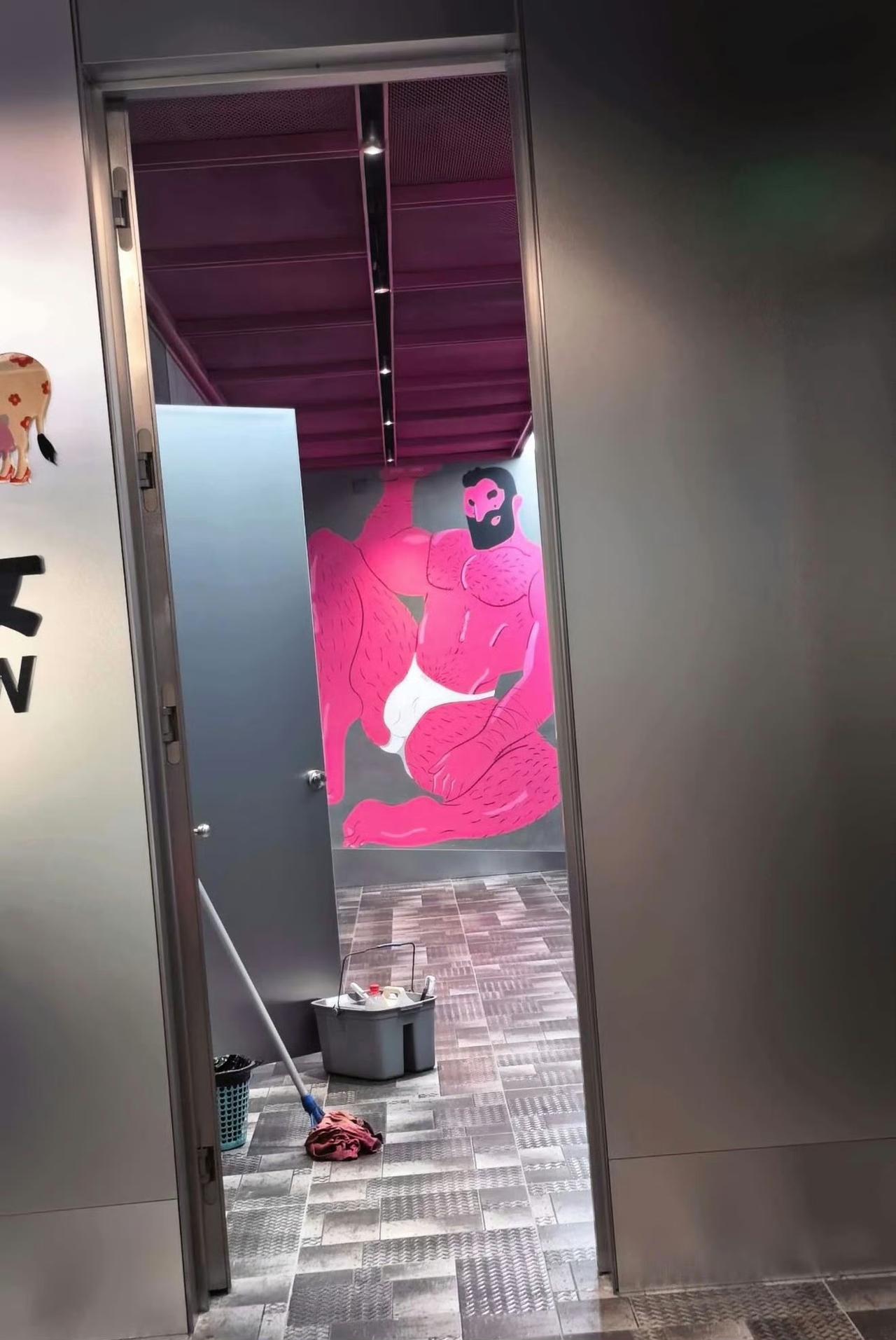 河北一商场有女顾客说商场女厕所里居然挂着一幅巨大的男性壁画，看着实在让人心里不舒