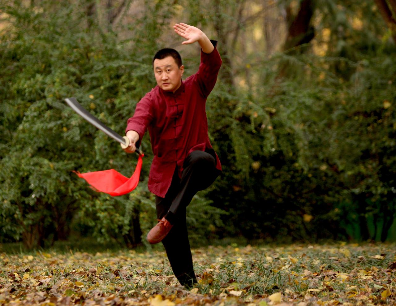 过去练拳旨在安身立命、看家护院，是镖行之中许多人的谋生依托；如今练拳，更多是为了