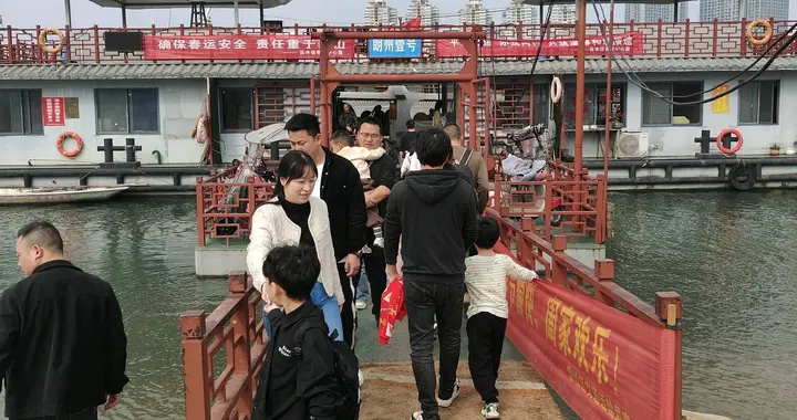 沅江渡轮年味浓 常德市民乘船乐享新春