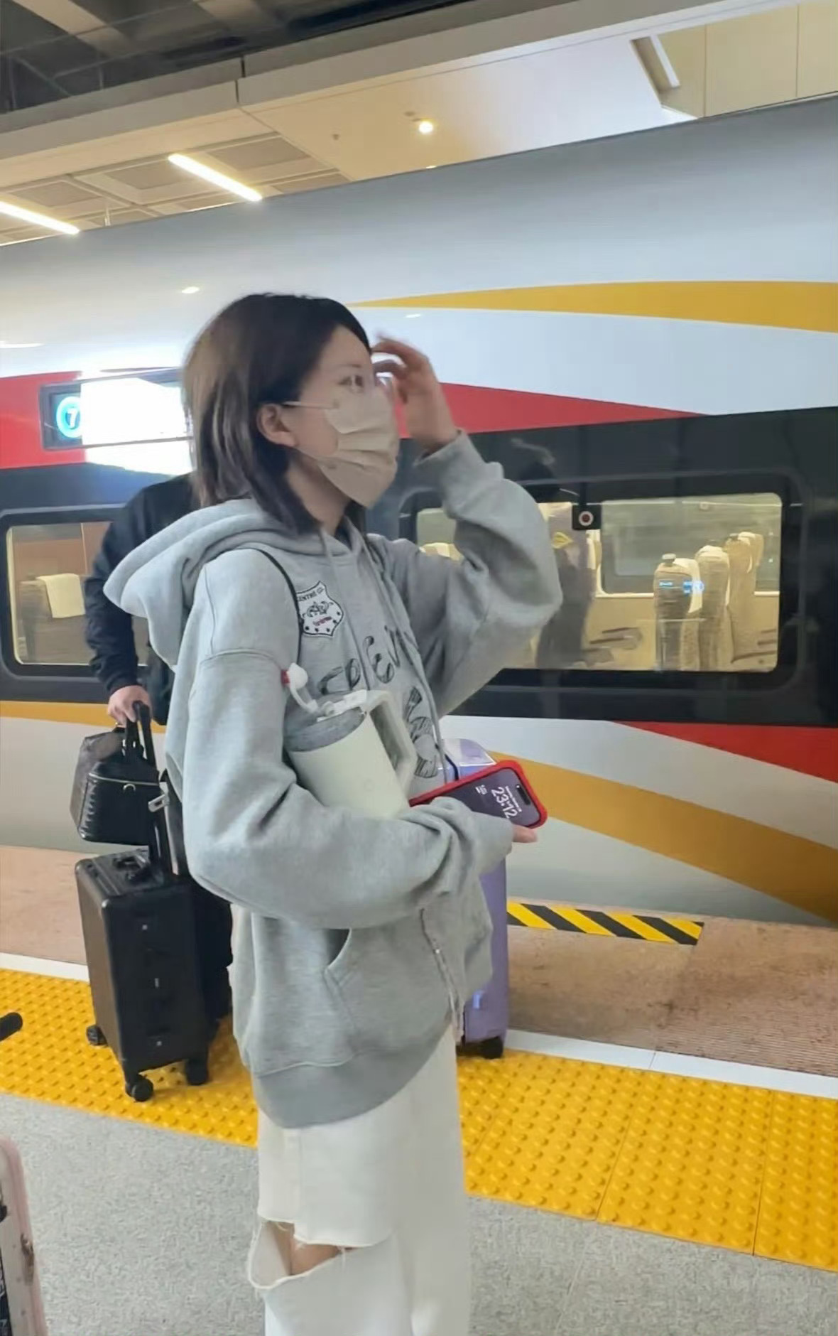 #赵露思[超话]##坐高铁偶遇赵露思##网友坐高铁偶遇赵露思# 新鲜的偶遇🈶，