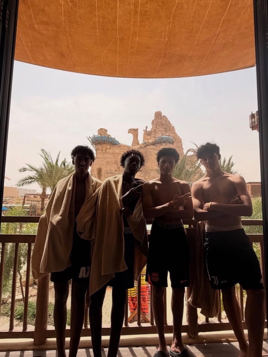 俺们迷你宝突然就duang老大一只了🤯宽肩窄腰awww 