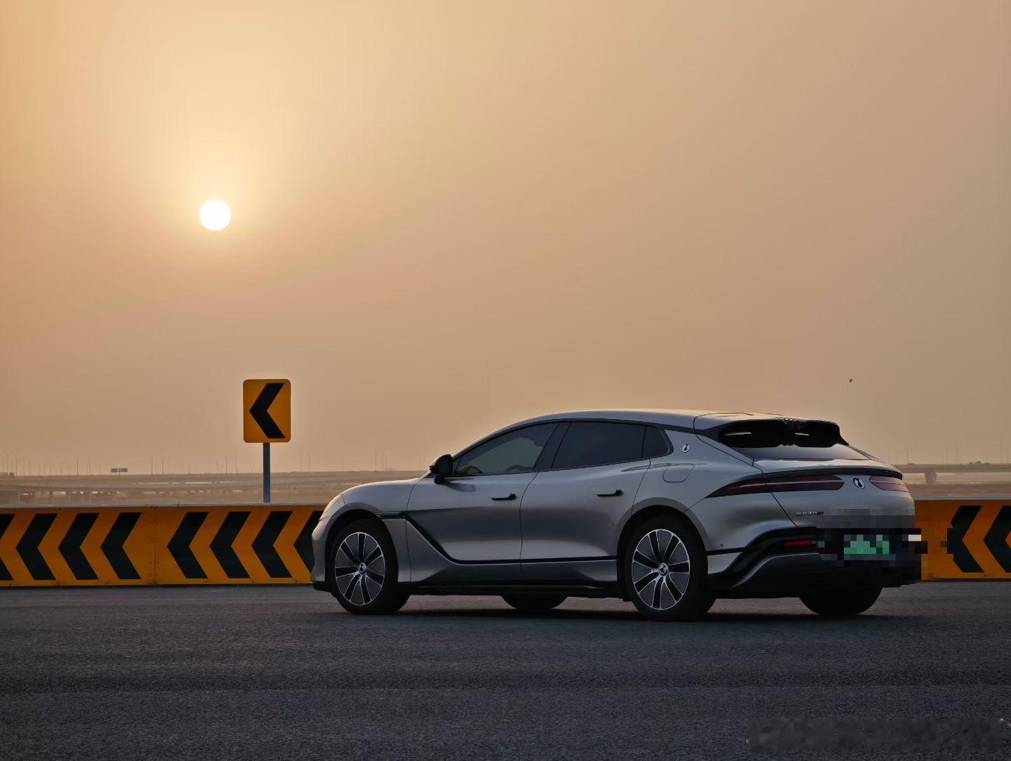 好哥们自从买了腾势z9gt 天天炫我也是服了当然他的车胎消耗有大半是我在山路拧掉