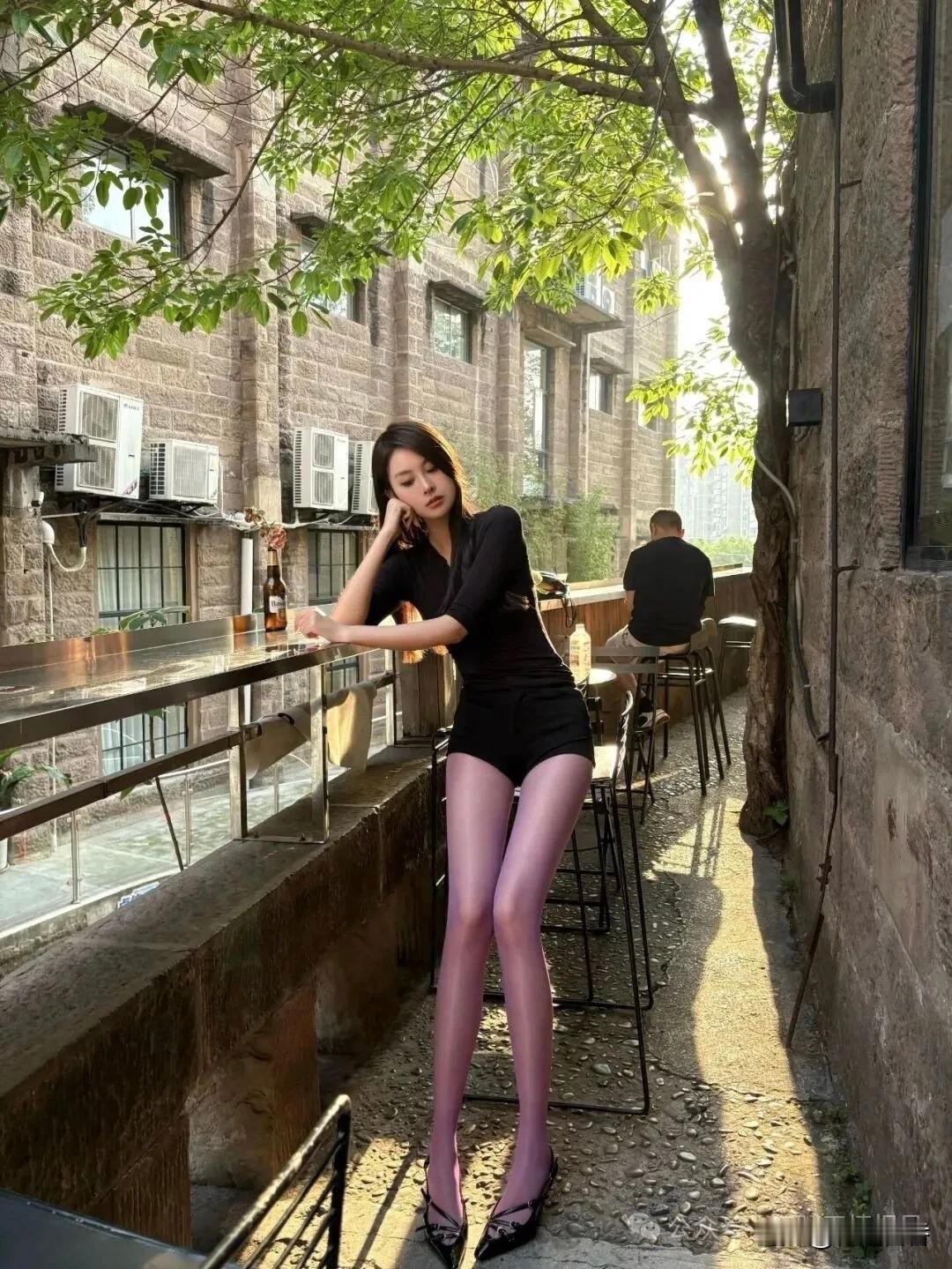 都市街头，时尚少女倚栏沉思，光影交错，尽显优雅与神秘。