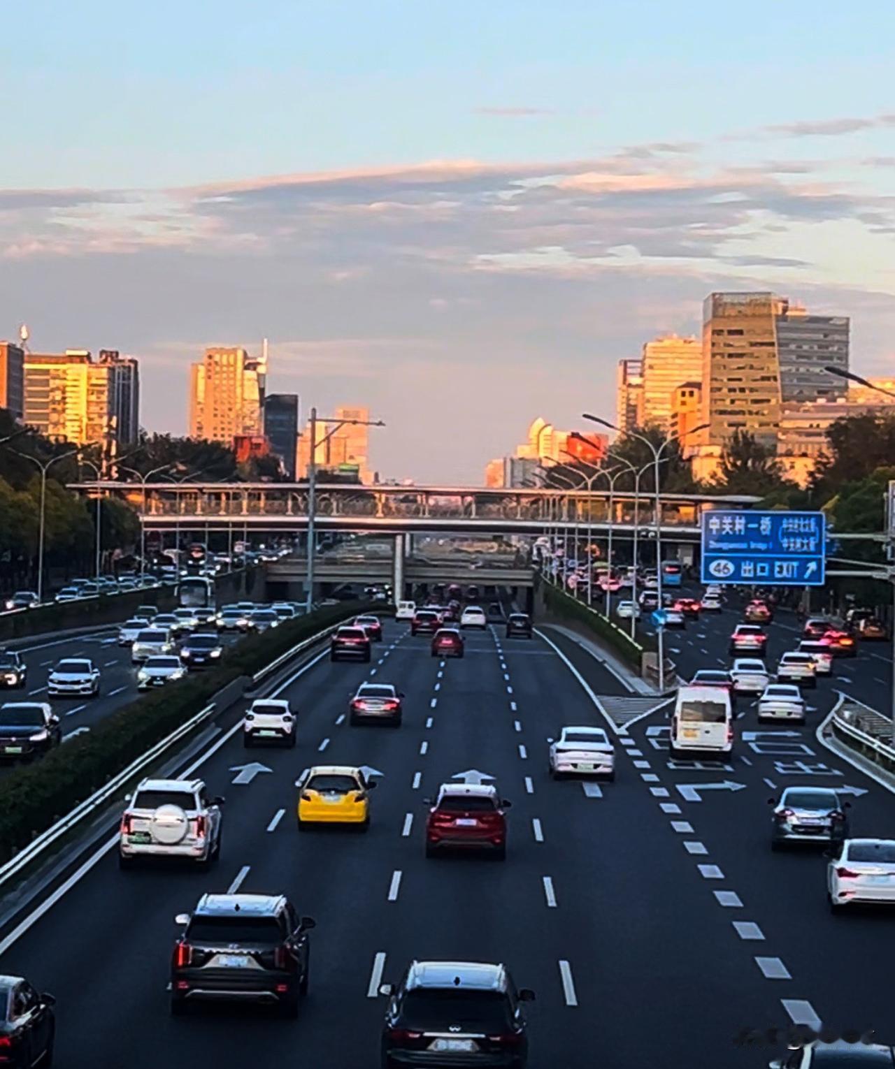北京街景随手拍，拍摄地点：北京中关村海淀桥，位于北四环西路，周边就是著名的中关村