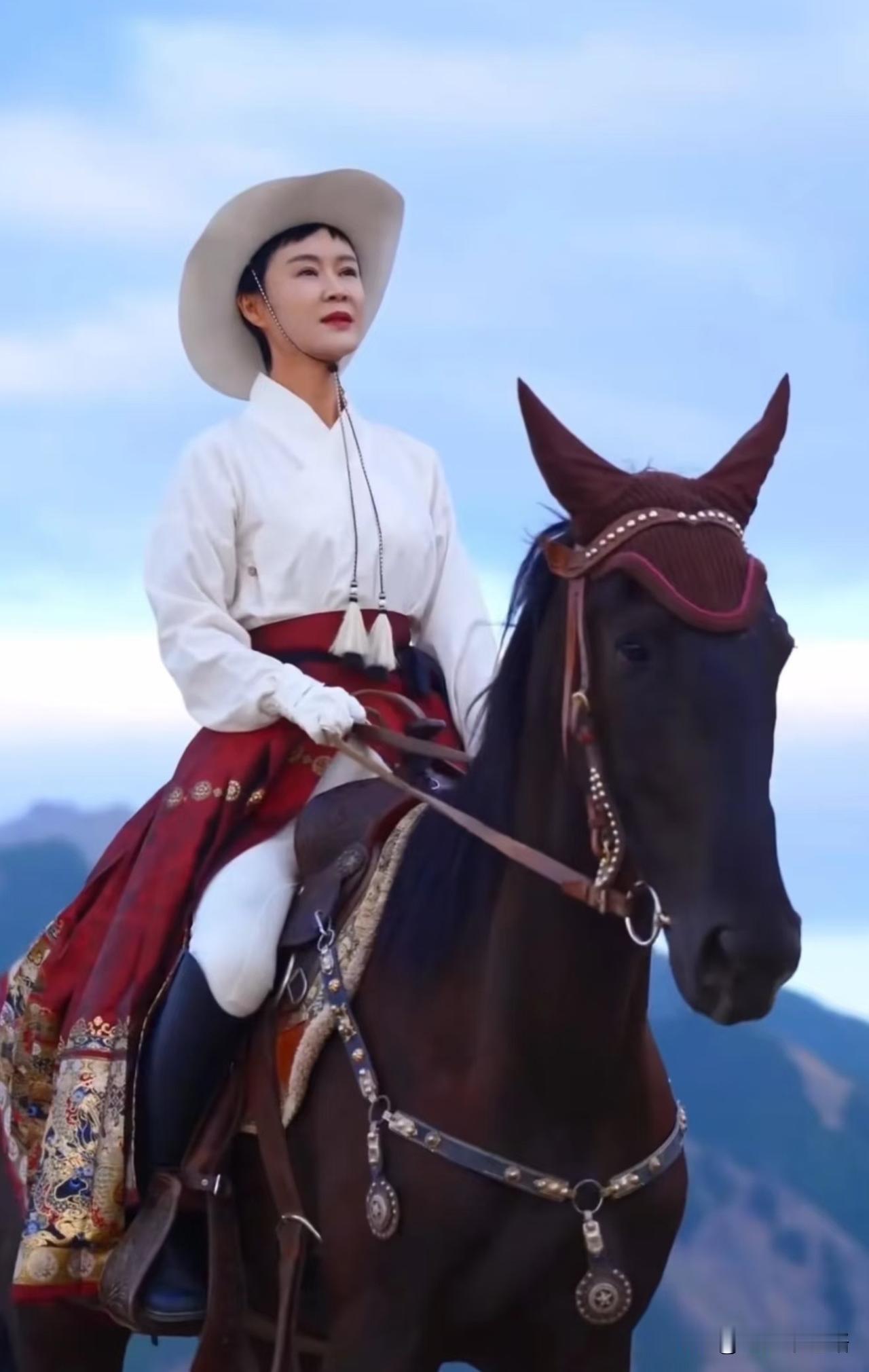 贺娇龙最后时刻还在叮嘱拍完视频。她知道自己骑术不算一流，也曾多次因拍摄受伤，但她