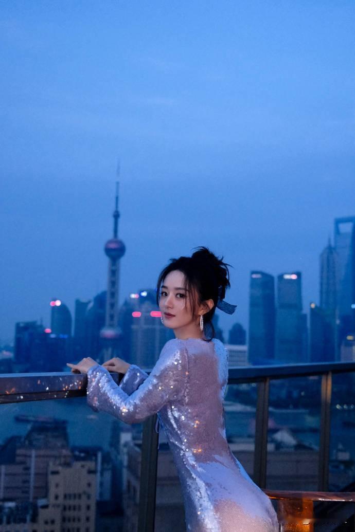 赵丽颖紫色镂空裙写真，大秀美腿高端又优雅！
5月13日，赵丽颖工作室晒出了一组赵