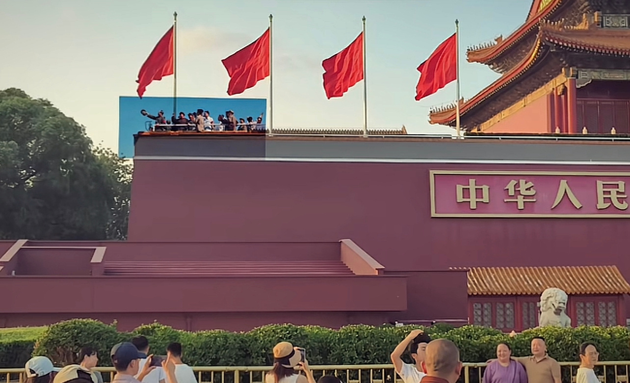 浪淘沙·北戴河大雨落幽燕，白浪滔天，秦皇岛外打鱼船。一片汪洋都不见，知向谁边？往