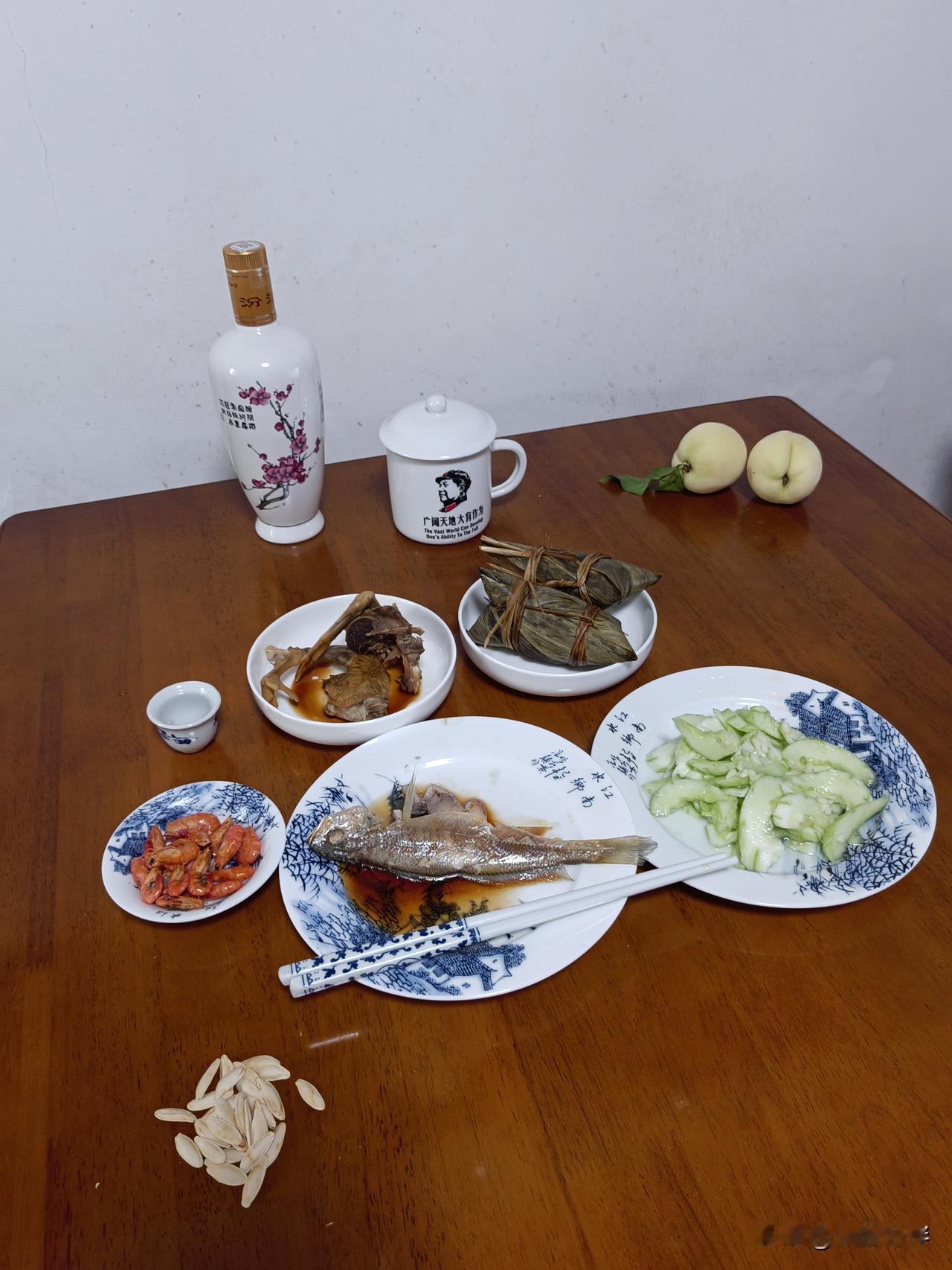 73岁单身老男人情调多么丰富，一个人过端午，还讲究整两个粽子，虽然我不喜欢吃糯食