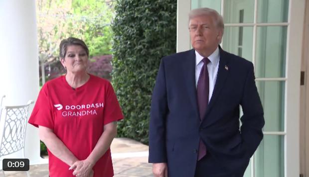 白宫的人点外卖，给小费大方吗？ 有记者当着特朗普的面，把这个问题抛给了一位在 D