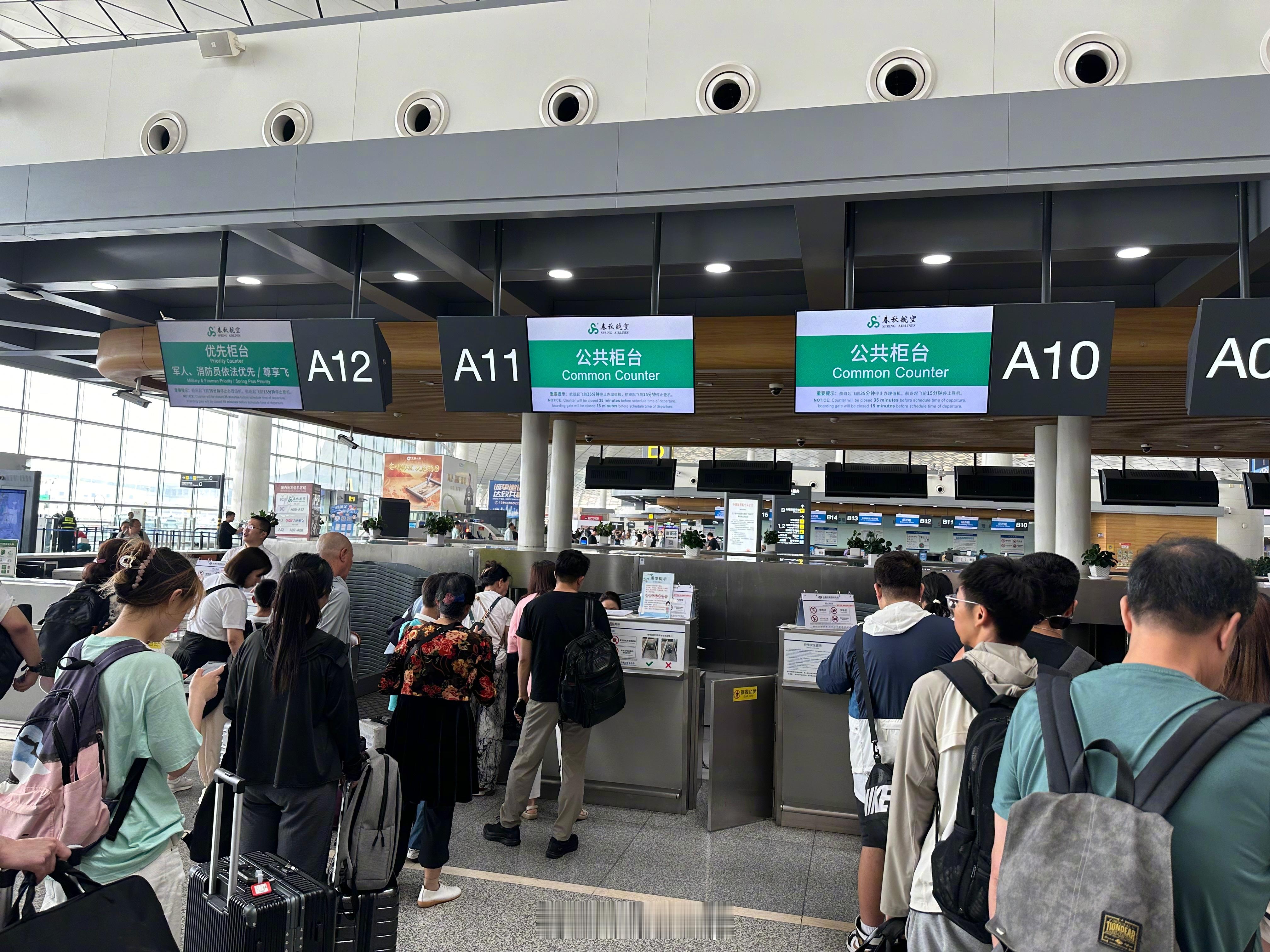 很久没坐过春秋航空了，现在空姐还卖东西么？[doge] ​​​