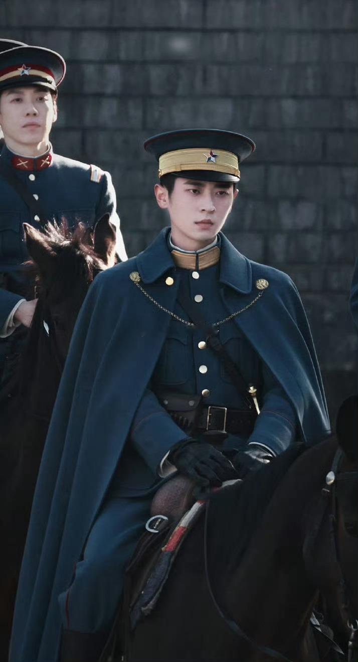 丞磊 张云龙玉簟秋军装造型 谁更符合你心中的形象 