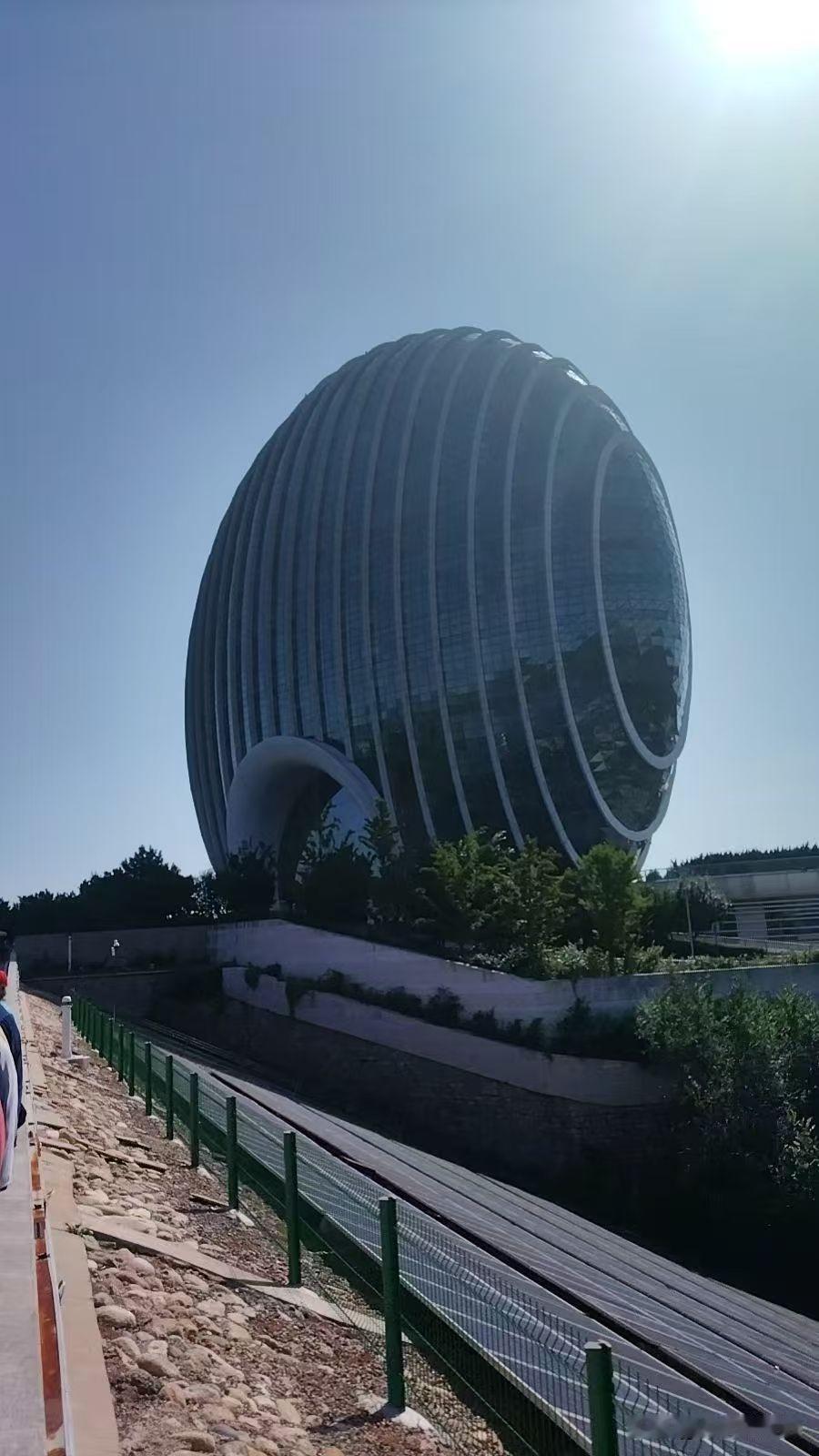 这是一张北京怀柔雁栖湖日出东方凯宾斯基酒店外景照，走进去发现很大，简直两个天地，