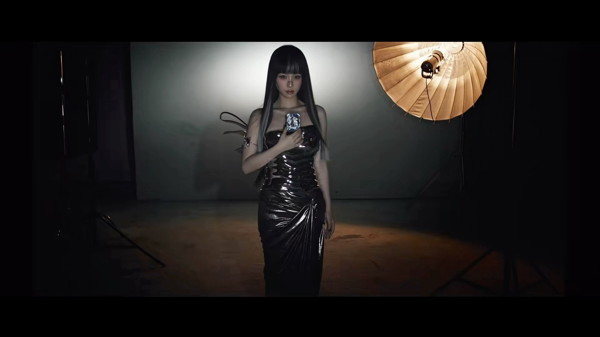 虞书欣全新物料大片上演未来感女战士的多元时刻！挑染刘海搭配银色抹胸蝴蝶裙伶俐飒爽