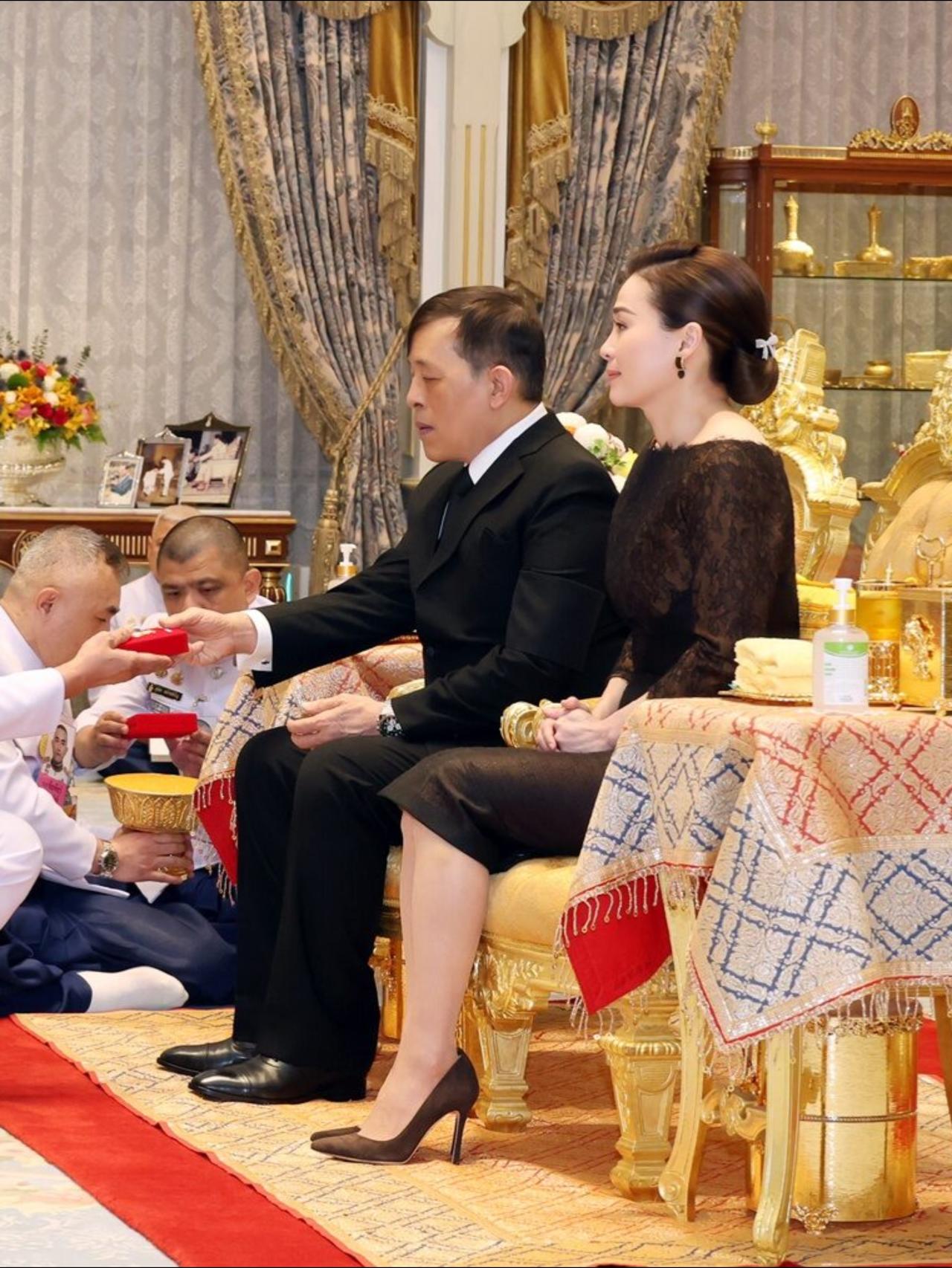 苏提达大气端庄，一袭棕色礼服好优雅
国王和王后，先接见了苏维特·昂萨瓦南达及星期