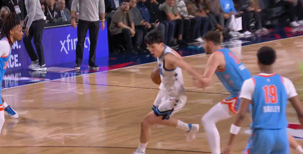 杨瀚森点飞克林根哈哈哈哈！氛围打得很热啊！杨瀚森点飞克林根NBA全明星新秀赛