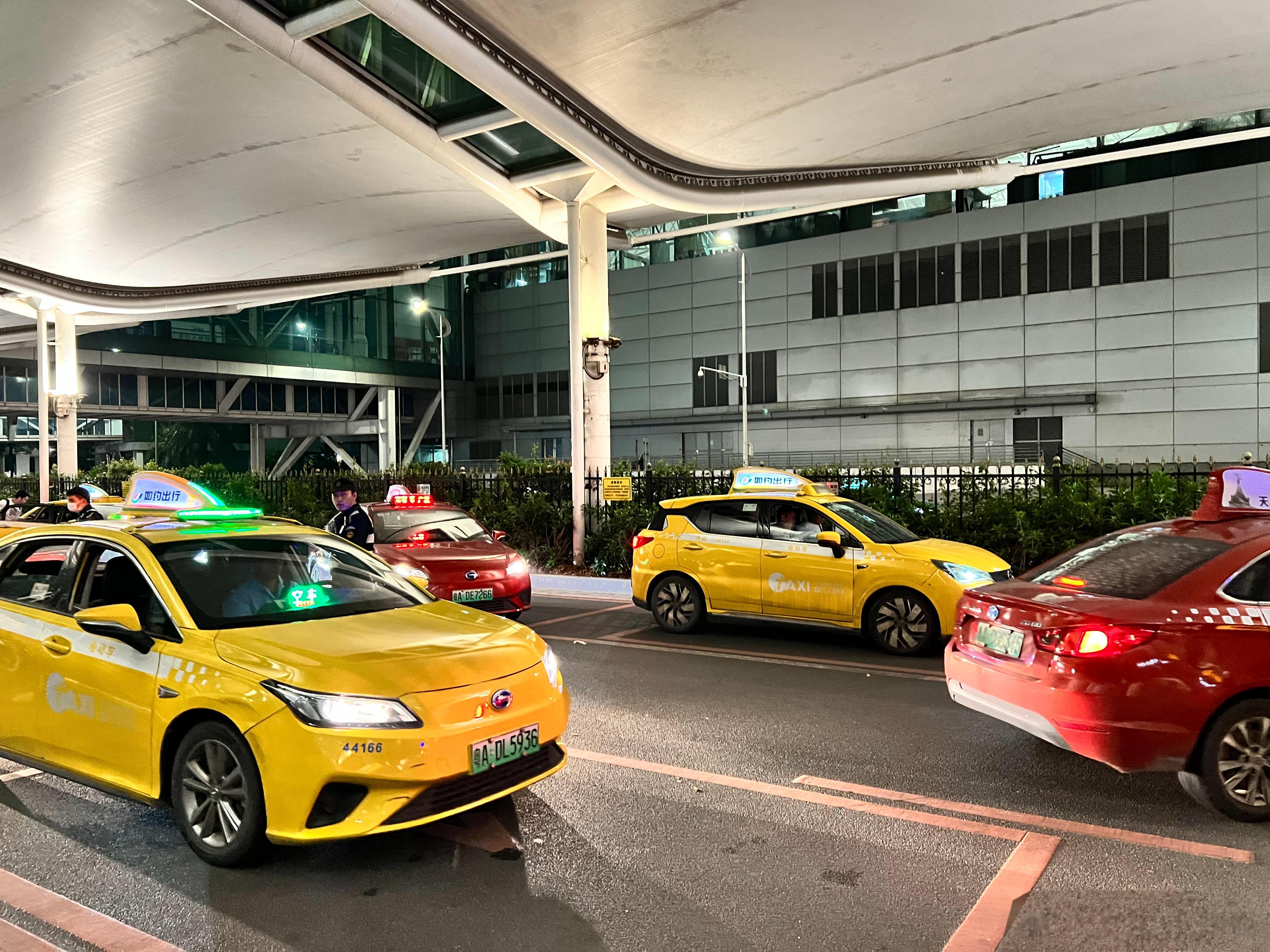 真的无力吐槽广州白云机场的深夜打车[允悲]T2打出租车秩序还好点，T1简直被放弃