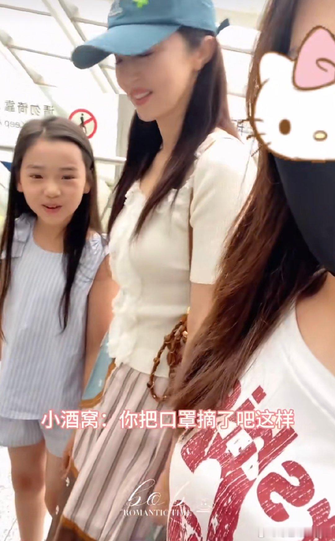 小酒窝夸粉丝漂亮小酒窝夸网友漂亮 谁被小酒窝的机场互动暖到了？粉丝担心素颜拒摘口
